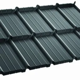 Czarny panel dachowy z blachy profilowanej z wyraźnymi, podłużnymi przetłoczeniami i zaokrąglonymi krawędziami, widok z góry na białym tle.