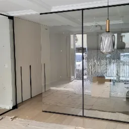 zabudowa szklana z drzwiami