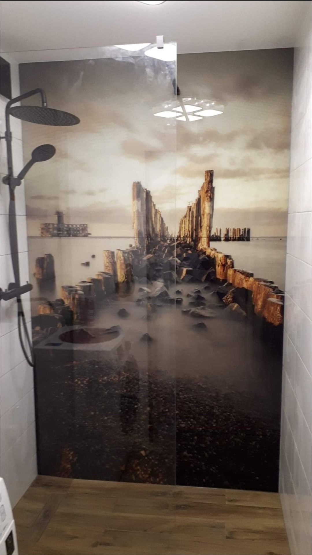 Fototapeta na szkle i ścianka szklana typu walkin