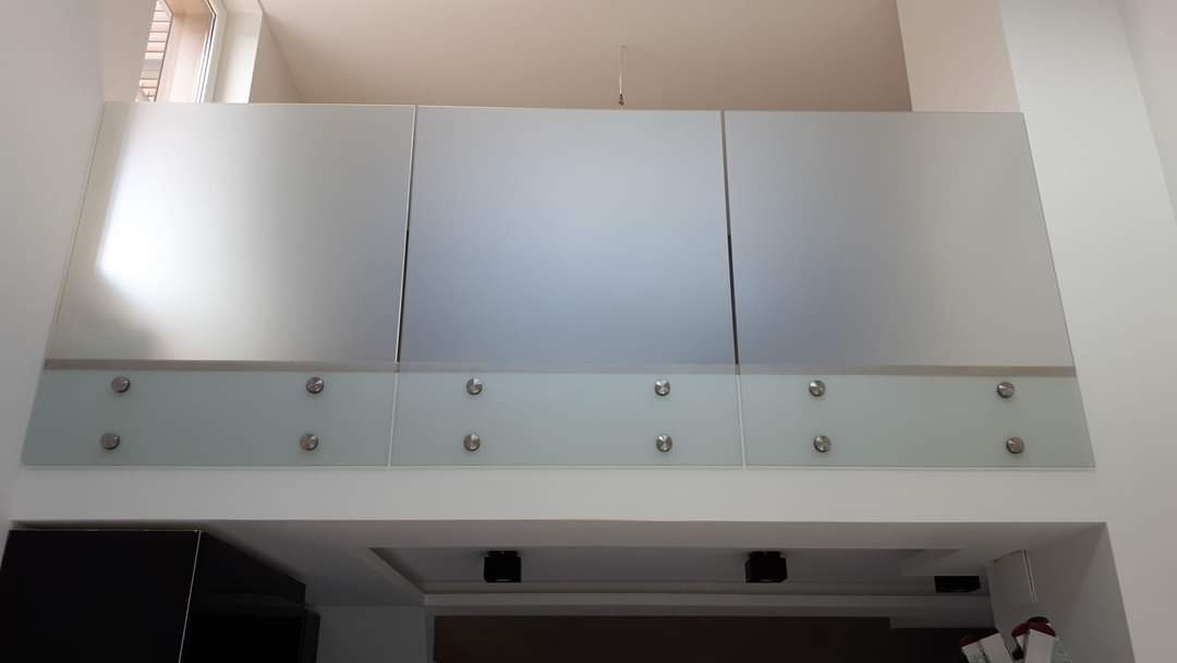 Balustrada ze szkła 10mm pokryta folią szronioną