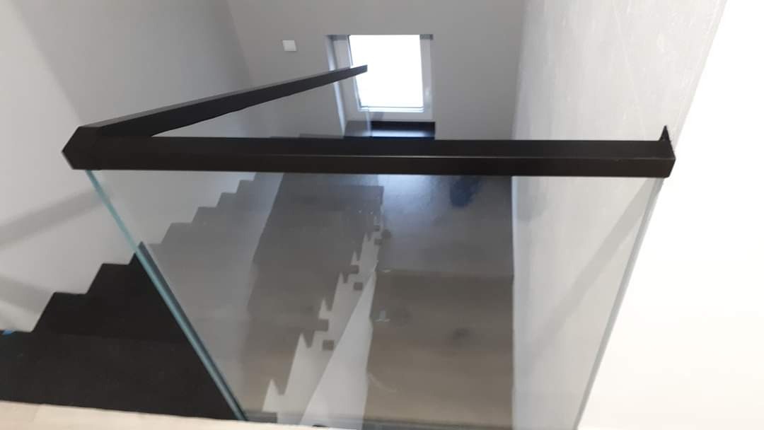 Balustrada ze szkła laminowanego 6.6.4 z pochwytem stalowym