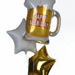 Zestaw balonów foliowych: kufel piwa z napisem 'Happy Beer-Day', srebrna i złota gwiazda, na białym tle.