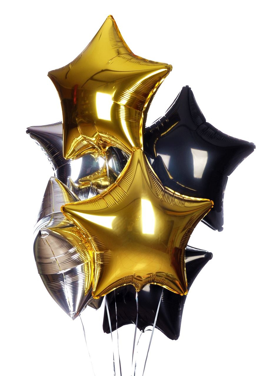 Bukiet błyszczących balonów w kształcie gwiazd: złote, srebrne i czarne, unoszące się na białym tle, prawdopodobnie dekoracja eventowa w Piasecznie.