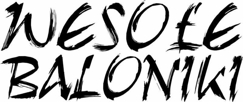 Czarny, ręcznie malowany napis 'Wesołe Baloniki' na białym tle, wykonany grubym pędzlem.