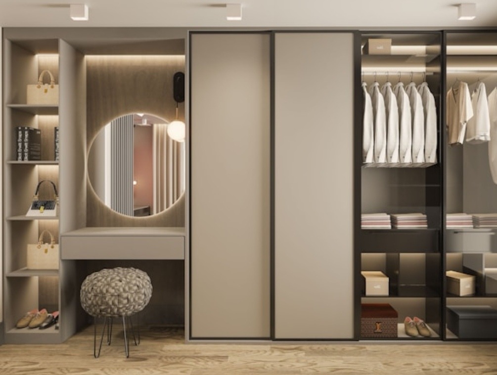 Nowoczesna garderoba z przesuwnymi drzwiami, oświetleniem LED, toaletką z okrągłym lustrem i pufem w stylu boho.