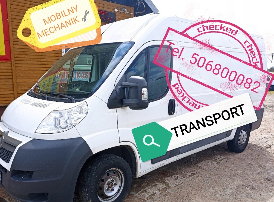 Biały samochód dostawczy z naklejkami 'Mobilny Mechanik', 'Transport' i stemplem z numerem telefonu, zaparkowany na zewnątrz.