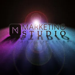 Logo firmy Marketing Studio na tle kosmicznej przestrzeni z efektem świetlnym.