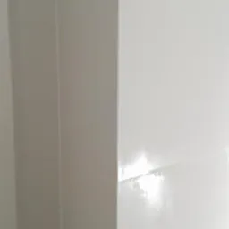 Świeżo położone, błyszczące, białe płytki na ścianie, widoczny fragment grzejnika.