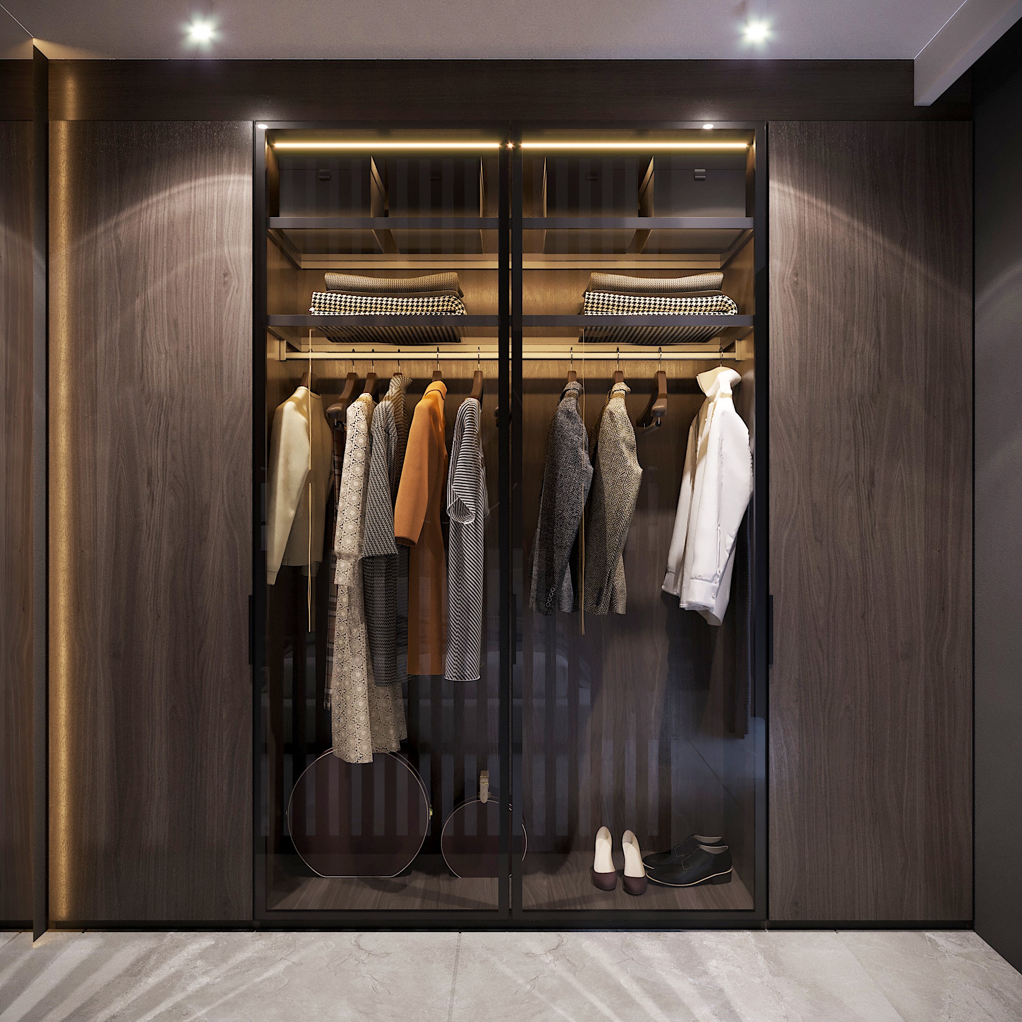 Wnętrze nowoczesnej, podświetlanej szafy wnękowej z ciemnego drewna z przeszklonymi drzwiami, ubrania wiszące na wieszakach, półki z poskładanymi tekstyliami i pojedyncze buty na dolnej półce.