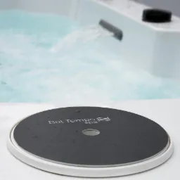 Fragment wanny spa z hydromasażem, widoczny wlew wody i pokrywa z logo 'Bel Tempo spa'.