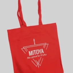 Czerwona, bawełniana torba z białym, geometrycznym logo firmy 'MITOYA Akcesoria Foto'.