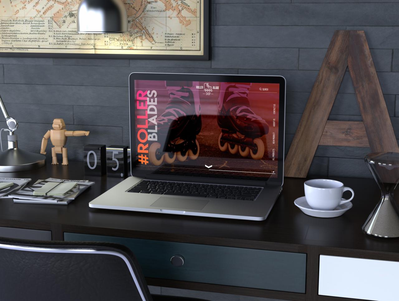 Laptop wyświetlający stronę internetową z motywem rolek, ustawiony na biurku z lampką, drewnianą figurką, kalendarzem z datą '05', filiżanką kawy i klepsydrą, na tle ceglanej ściany i drewnianej...