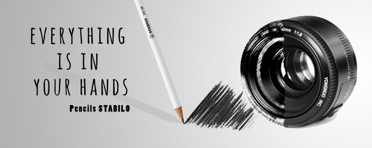 Kreatywna kompozycja: ołówek Stabilo rysujący abstrakcyjne linie obok obiektywu Yongnuo 50mm, z tekstem 'Everything is in your hands'.