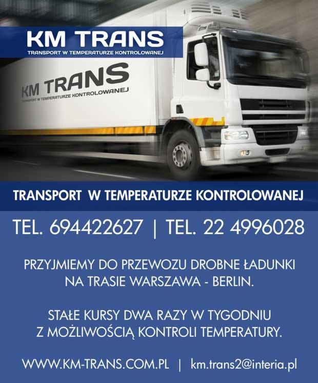 Biała ciężarówka z nadrukowanym logo firmy KM Trans oferująca transport w temperaturze kontrolowanej, widoczna w ruchu na tle niebieskiego tła z informacjami kontaktowymi.