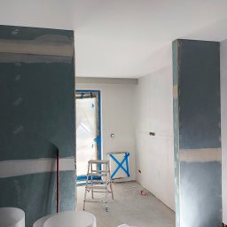 Gładzie szpachlowe na ul. Skowrońskiego w Poznaniu. Zdjęcie przed rozpoczęciem prac.