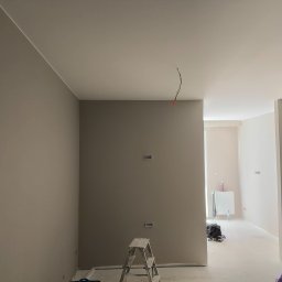 Oraz zdjęcie wyszpachlowanych i pomalowanych ścian i sufitu.