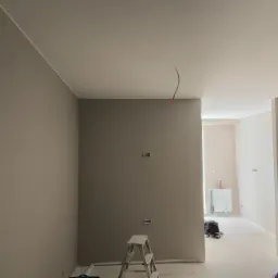 Oraz zdjęcie wyszpachlowanych i pomalowanych ścian i sufitu.