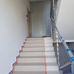 Zabezpieczenie schodów w trakcie prac malarskich. Bezpiecznie i czysto.