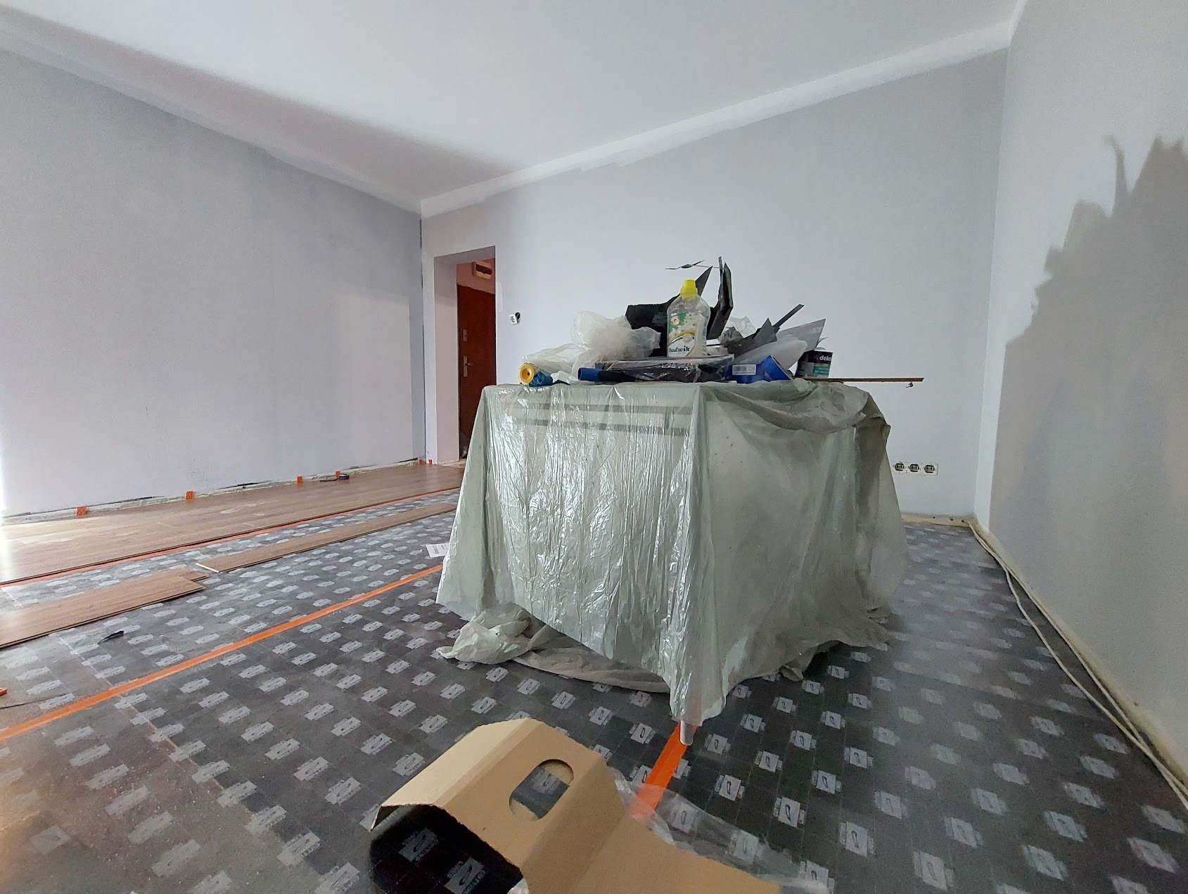 Naprawa ścian, malowanie, wymiana paneli i listew, wymiana kontaktów. Zdjęcie w trakcie.