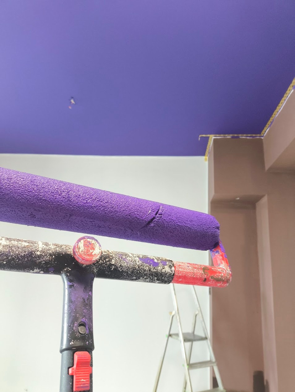 Fioletowy sufit w salonie masażu na Przemysłowej w Poznaniu.