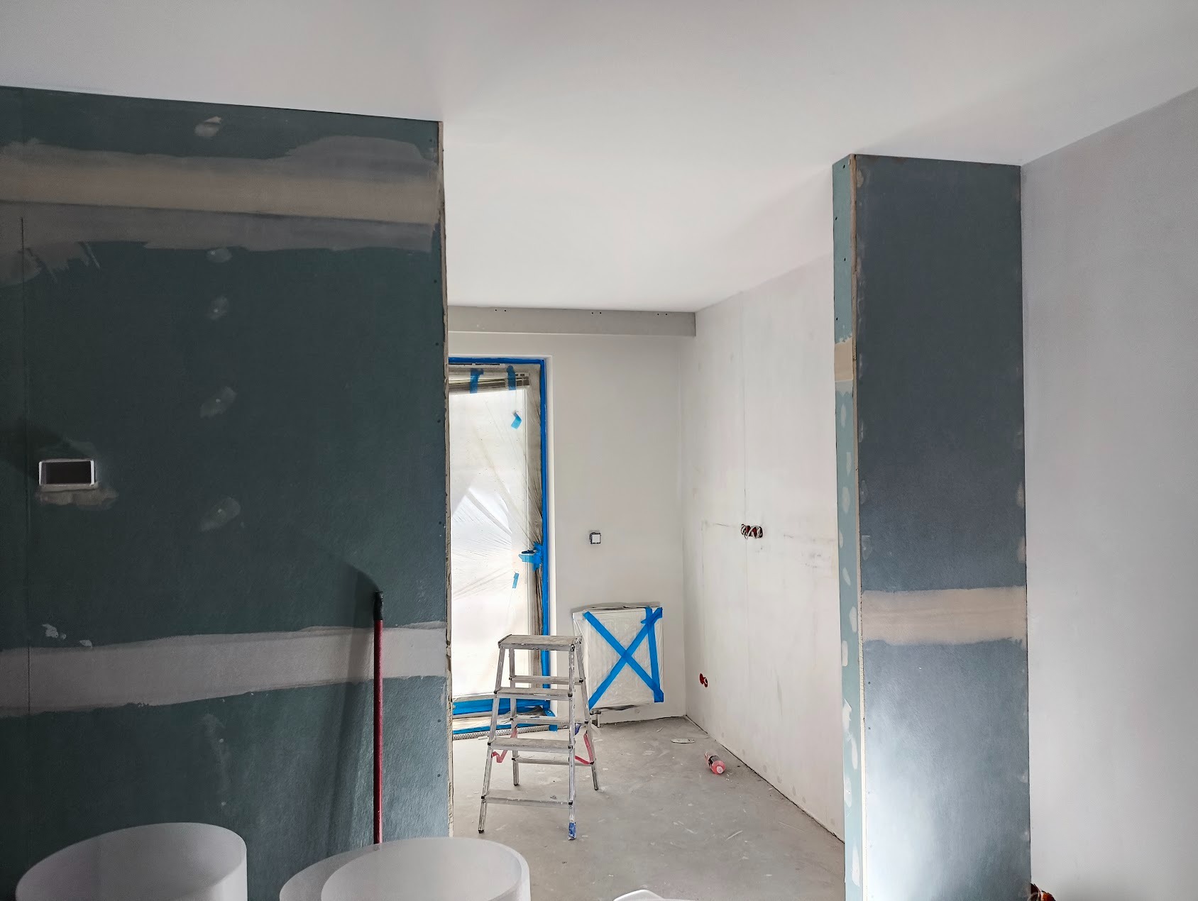 Gładzie szpachlowe na ul. Skowrońskiego w Poznaniu. Zdjęcie przed rozpoczęciem prac.