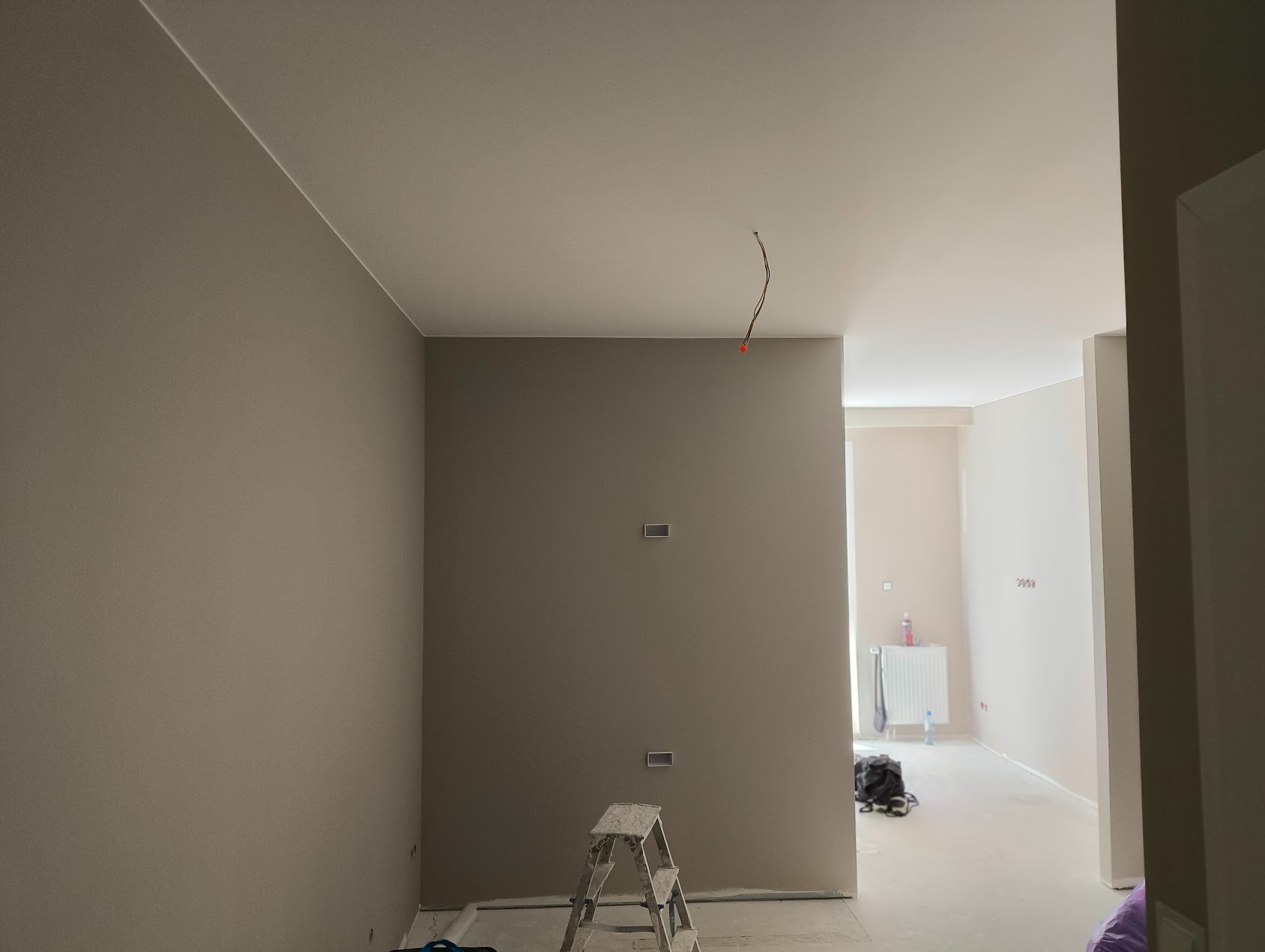 Oraz zdjęcie wyszpachlowanych i pomalowanych ścian i sufitu.