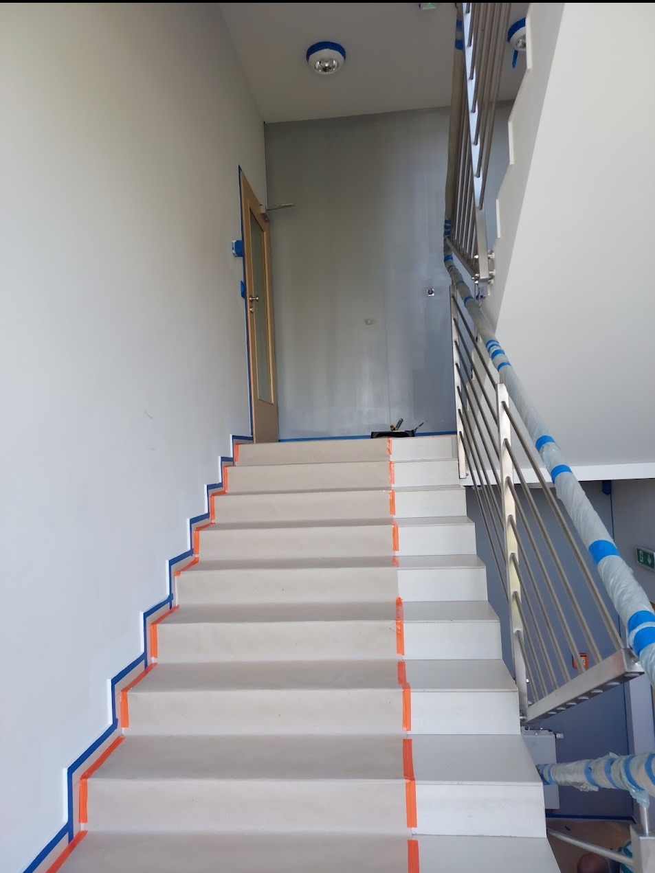 Zabezpieczenie schodów w trakcie prac malarskich. Bezpiecznie i czysto.