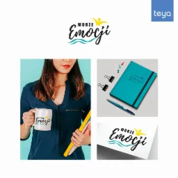 Kobieta trzymająca kubek z logo 'Morze Emocji', obok notatnik z tym samym logo, pinezki, spinacze i długopis, w tle logo na białym tle, całość w aranżacji reklamowej.