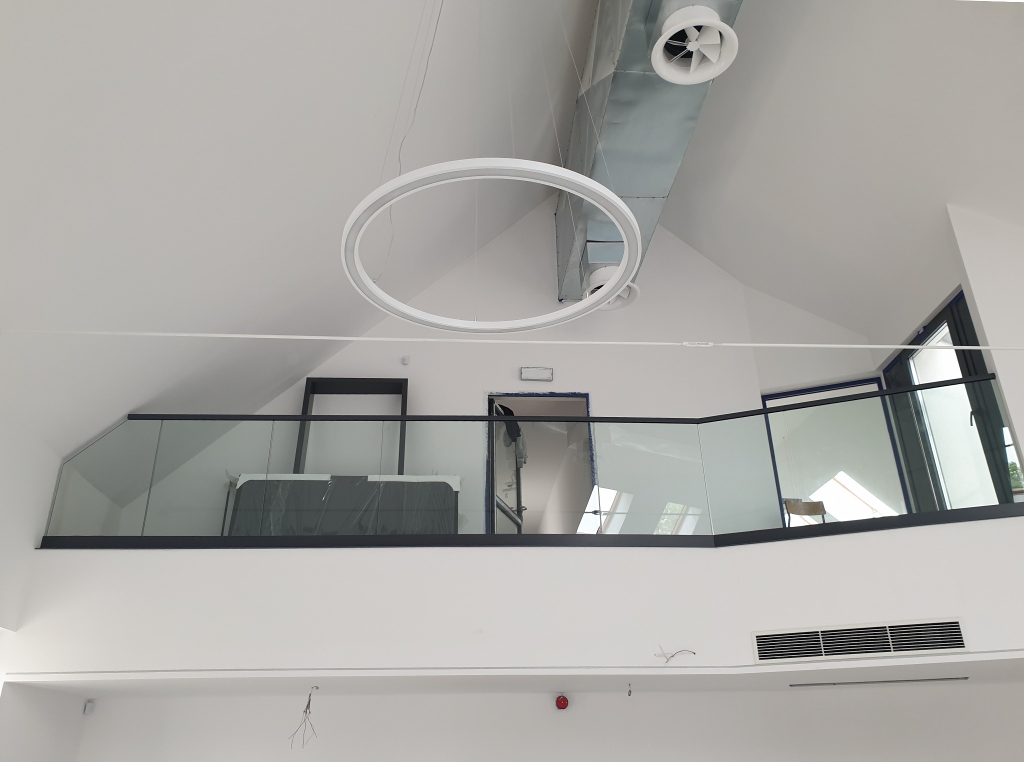 Balustrada szklana na antresoli