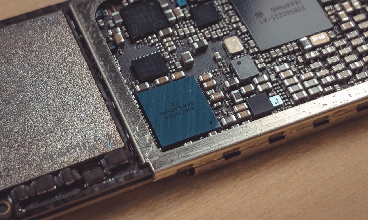 Otwarty smartfon z widoczną płytą główną i układami scalonymi, w tym niebieski układ z napisem '338S00105 SAATL A1648 S6' oraz układ '338S00225-A1 1644PPHHQ'.