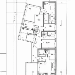 Rzut poziomy budynku jednorodzinnego z wymiarami pomieszczeń, sporządzony przez architekta Huberta Zalewskiego, przedstawiony w skali 1:100.