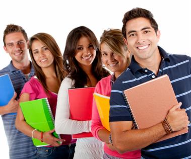 Grupa uśmiechniętych studentów różnych narodowości, stojących w rzędzie, trzymających kolorowe notatniki, na białym tle.