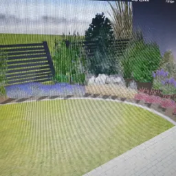 Wizualizacja 3D ogrodu z trawnikiem, rabatami kwiatowymi w odcieniach fioletu i różu, iglakami oraz nowoczesnym, poziomym ogrodzeniem z czarnych desek.