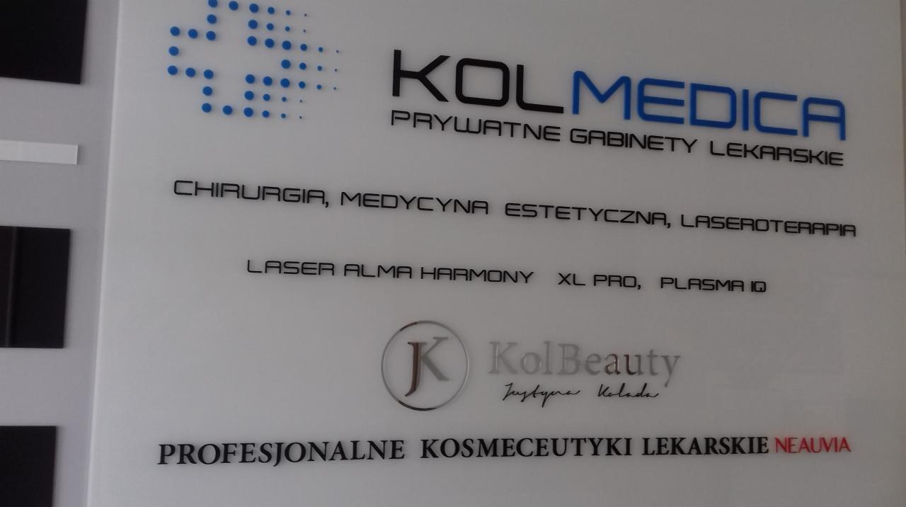 Szyld informacyjny prywatnych gabinetów lekarskich Kolmedica, oferujących chirurgię, laseroterapię oraz profesjonalne kosmeceutyki lekarskie Neauvia. Widoczny również logotyp KolBeauty.
