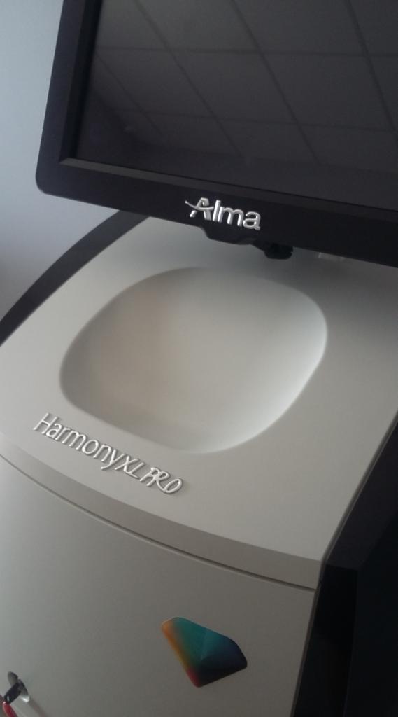 Urządzenie do medycyny estetycznej Alma HarmonyXL PRO z widocznym ekranem i logiem producenta.