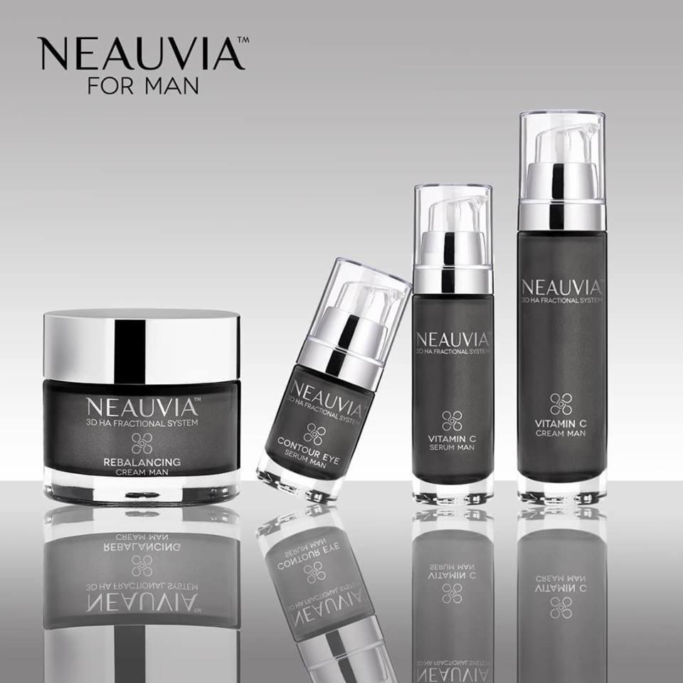 Zestaw kosmetyków dla mężczyzn marki Neauvia: krem nawilżający, serum pod oczy i krem z witaminą C, elegancko zaprezentowane z odbiciem na błyszczącej powierzchni.