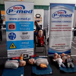 Stanowisko z manekinami do nauki pierwszej pomocy, banery informacyjne firmy P-med, prezentacja na targach szkoleń z zakresu BHP i pierwszej pomocy.