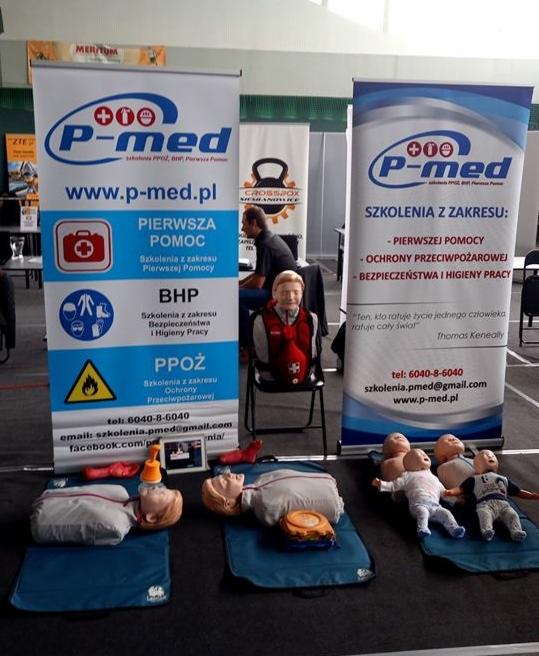 Stanowisko z manekinami do nauki pierwszej pomocy, banery informacyjne firmy P-med, prezentacja na targach szkoleń z zakresu BHP i pierwszej pomocy.