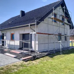 Tynk metodą natryskową na uprzednio wykonanej elewacji przez inwestora.