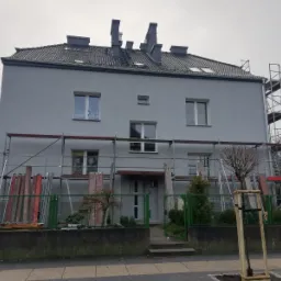 Budynek po ukończonej modernizacji dachu i elewacji front