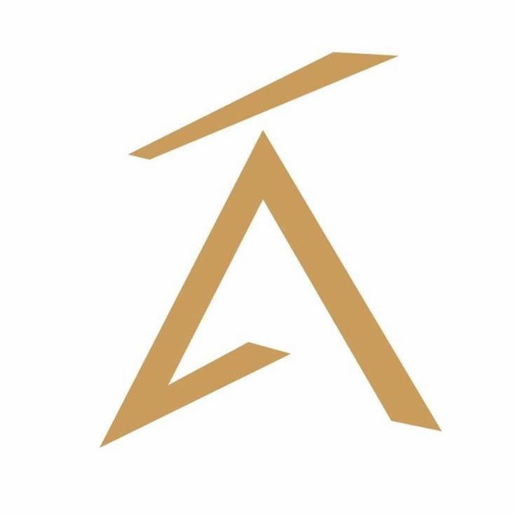 Złoty, abstrakcyjny symbol przypominający literę A bez poprzeczki, na białym tle.