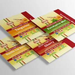 Cztery ulotki reklamowe balsamów do ust z woskiem pszczelim i miodem o różnych smakach: mandarynka, wanilia, eukaliptus i wiśnia, ułożone pod kątem na jasnym tle.