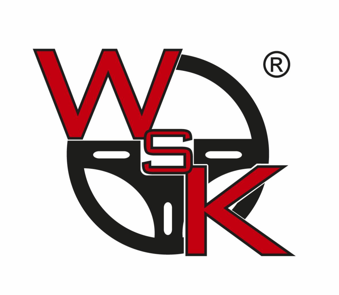 Logo z czerwonymi literami WSK na czarnym kole kierownicy, znak R w kółku w prawym górnym rogu.