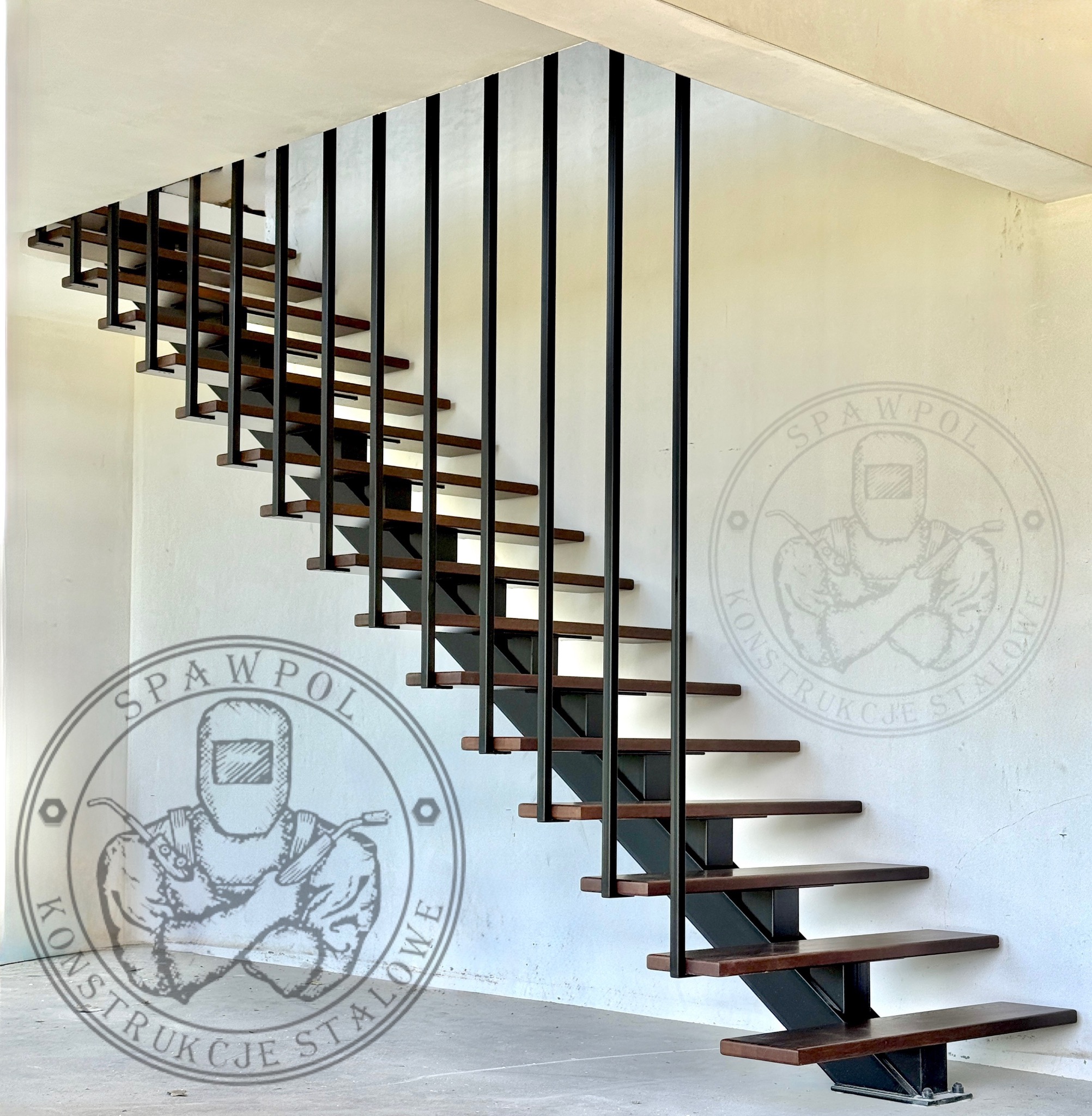 Nowoczesne schody metalowe z drewnianymi stopniami, minimalistyczna konstrukcja, czarne pionowe elementy, widoczne logo firmy na ścianie w tle.