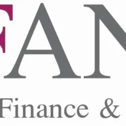 Logo firmy FANDI Finance & Insurance z trzema rosnącymi szarymi słupkami i różową strzałką skierowaną w górę.