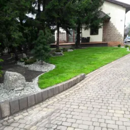 przygotowanie terenu i załżenie trawy z rolki