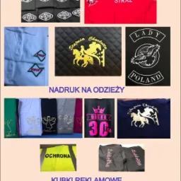 Kolaż zdjęć prezentujących różnorodne wyroby tekstylne z haftem i nadrukiem, w tym koszulki polo z logo, bluzy z napisami i grafikami, odzież robocza z oznaczeniami, oraz kubki z nadrukami...