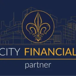 Logo City Financial Partner na granatowym tle z konturami budynków i złotą lilią w okręgu.