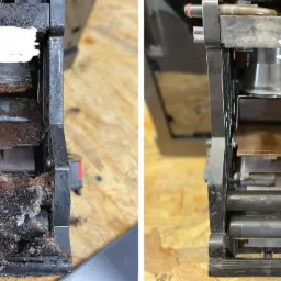 Jednostka zaparzająca ekspresu do kawy: po lewej stronie widoczny silny stopień zabrudzenia resztkami kawy przed czyszczeniem, po prawej stronie element po serwisie, wyczyszczony i gotowy do użytku.