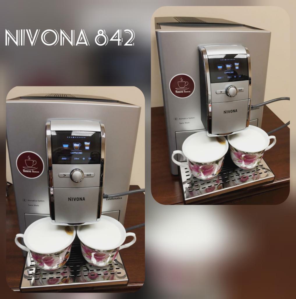 Srebrny ekspres Nivona 842 z dwoma filiżankami cappuccino na tacy ociekowej, widoczny wyświetlacz z wyborem napojów.